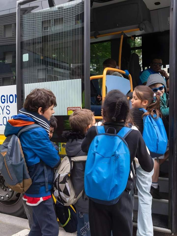 Un service de transport scolaire garantissant la sécurité. 